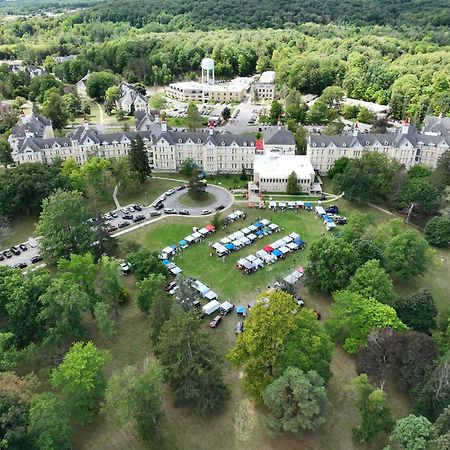 Condo On State Hospital Grounds! Traverse City Ngoại thất bức ảnh
