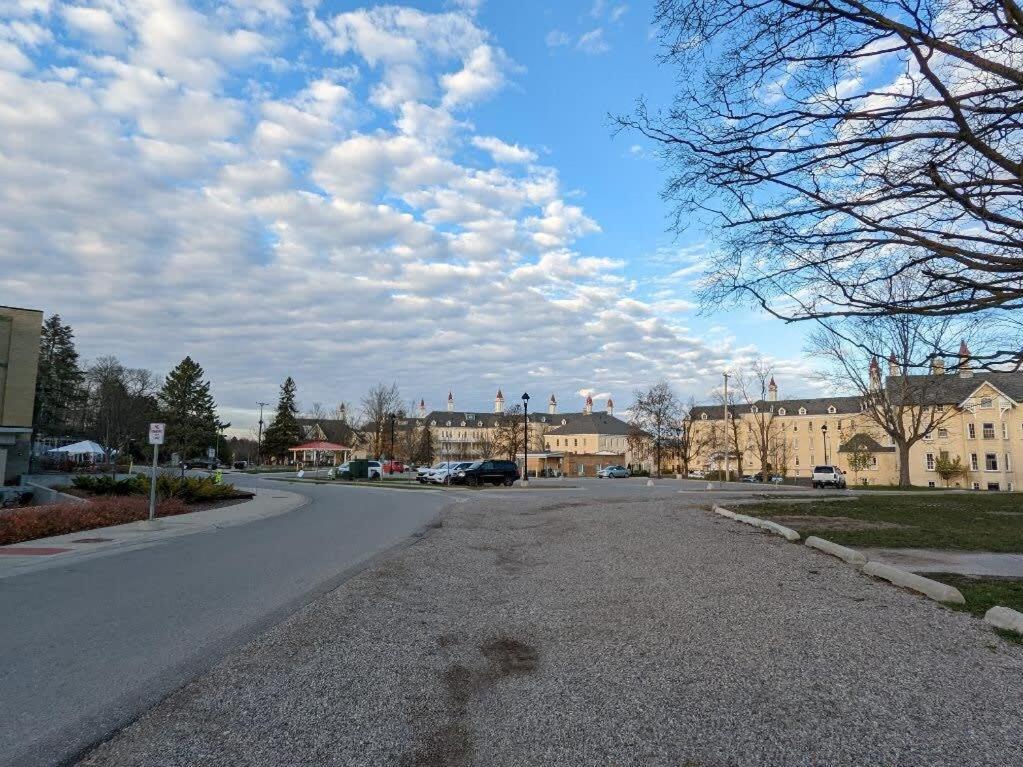 Condo On State Hospital Grounds! Traverse City Ngoại thất bức ảnh