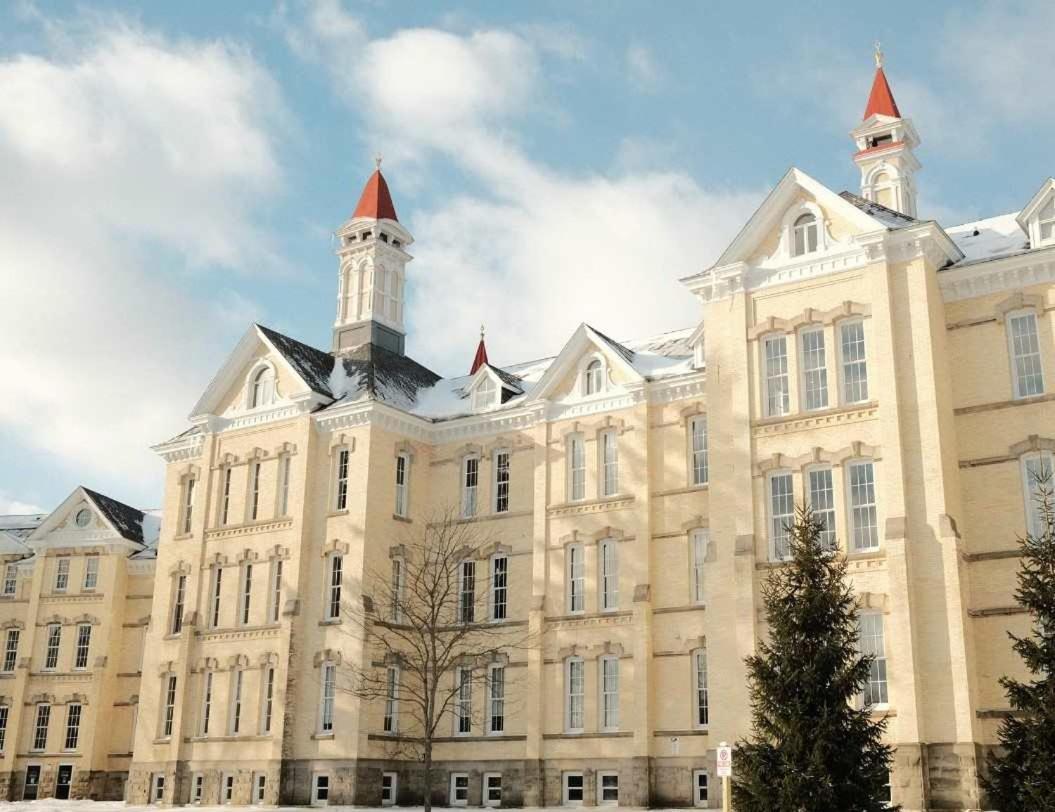 Condo On State Hospital Grounds! Traverse City Ngoại thất bức ảnh